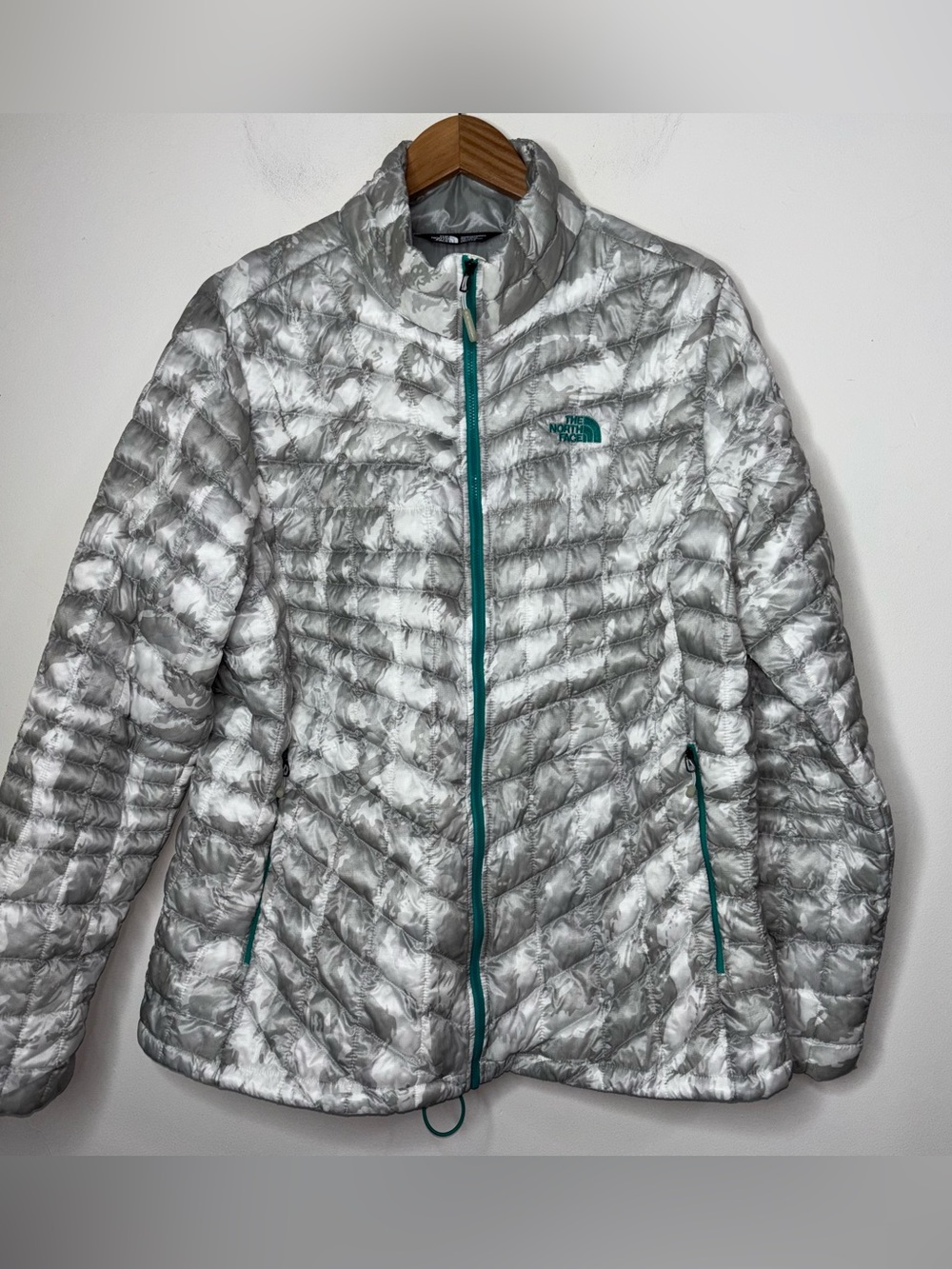 he North Face Thermoball Camo Puffer Jacket Full Zip Women's Size XXL Gray Camo